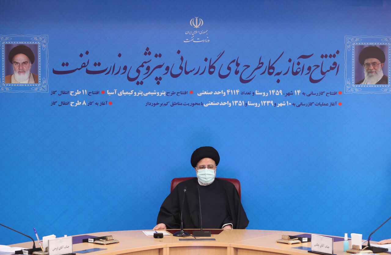 آیین بهرهبرداری از طرحهای ۴۰ هزار میلیاردی گازرسانی و پتروشیمی برگزار شد آیین بهرهبرداری از طرحهای ۴۰ هزار میلیاردی گازرسانی و پتروشیمی برگزار شد