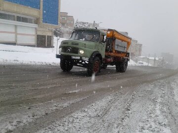 برف روبی معابر در پی بارش برف سنگین در ارومیه