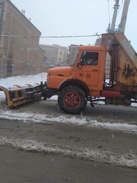 برف روبی معابر در پی بارش برف سنگین در ارومیه