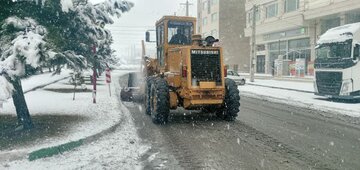 برف روبی معابر در پی بارش برف سنگین در ارومیه