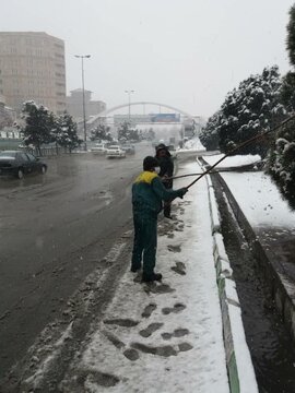 برف روبی معابر در پی بارش برف سنگین در ارومیه