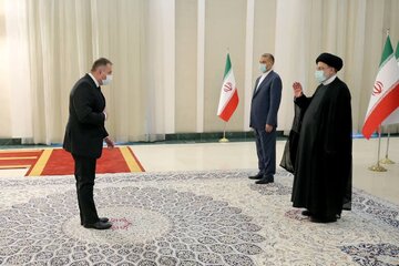 Anniversaire de la victoire de la Révolution islamique : les ambassadeurs étrangers à Téhéran reçus par le Président Raïssi
