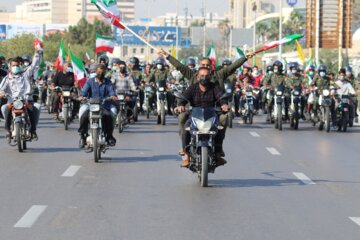 حماسه  مردم هرمزگان در راهپیمایی خودرویی ۲۲ بهمن ۱۴۰۰