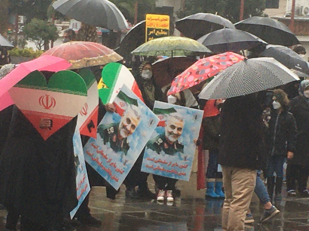 مردم گیلان زیر آسمان بارانی با انقلاب ۵۷ تجدید میثاق کردند