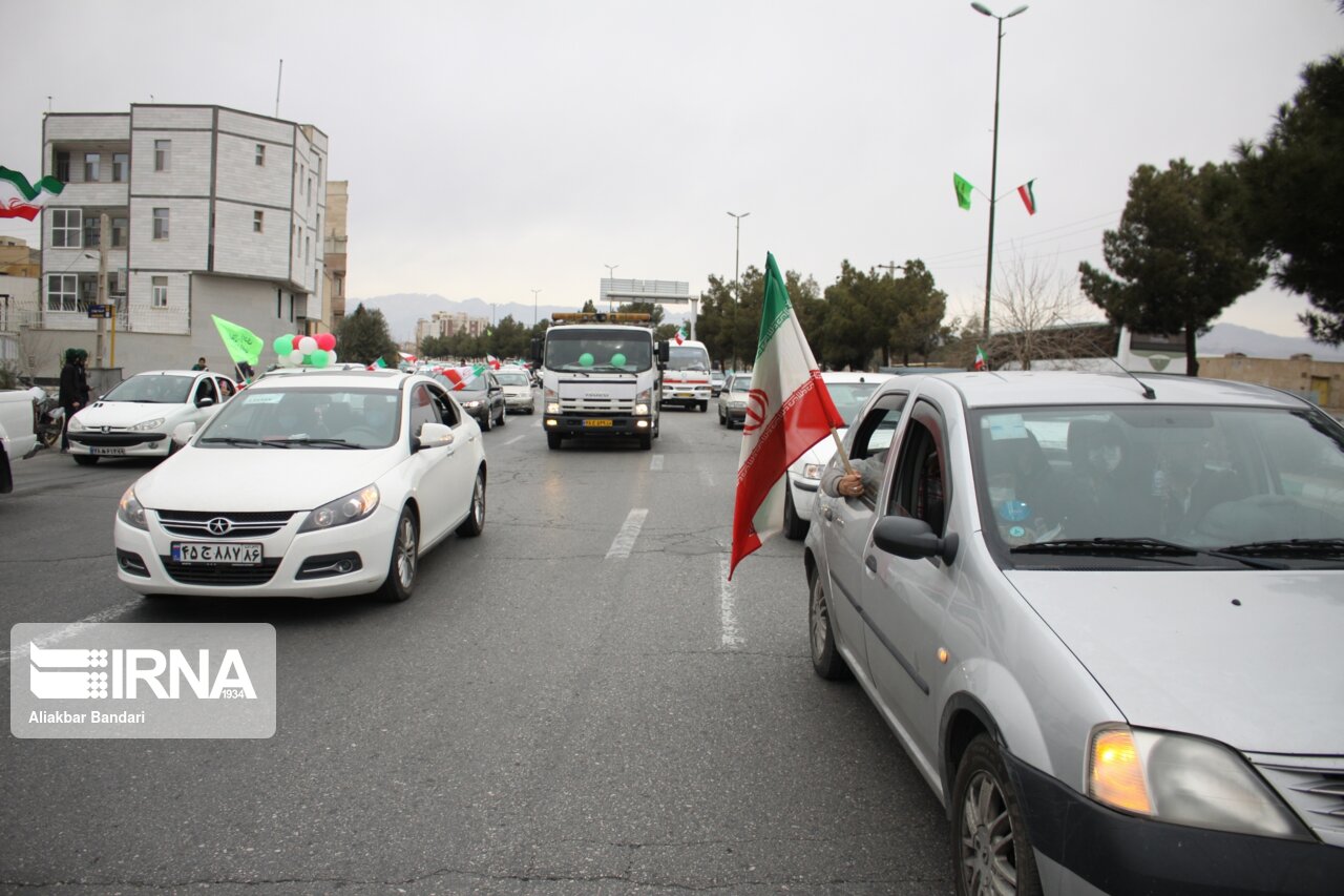 نمایش شور و شعور انقلابی در راهپیمایی ۲۲ بهمن سمنان 