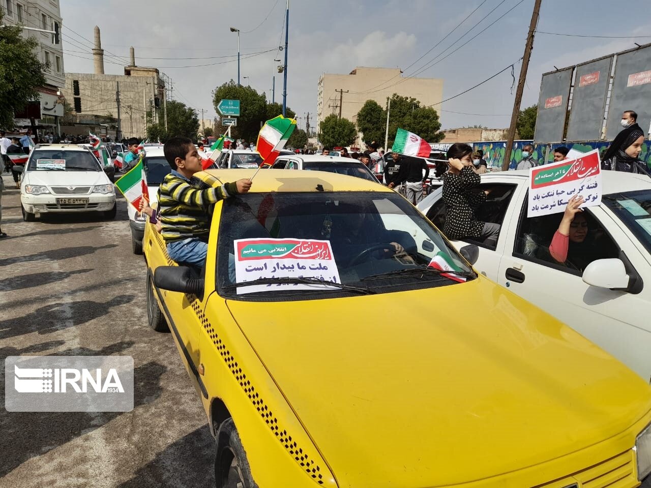 مردم خرمشهر در راهپیمایی خودرویی ۲۲ بهمن حماسه آفریدند