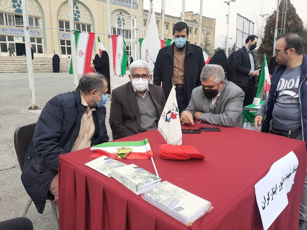 برپایی میز خدمت بنیاد شهید در حاشیه نمازجمعه ۲۲ بهمن