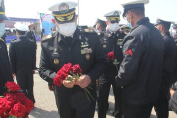 استقبال از ناوشکن ارتش جمهوری اسلامی در کُنارک