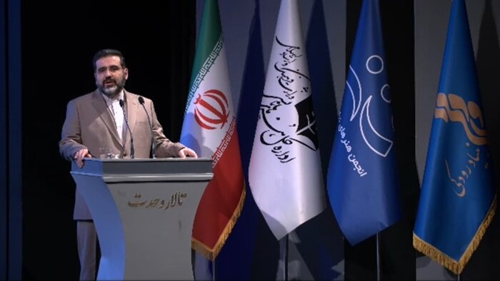 هنر تئاتر به دلیل قدمت و تقدم رتبه باید در جایگاه رفیع خود بایستد