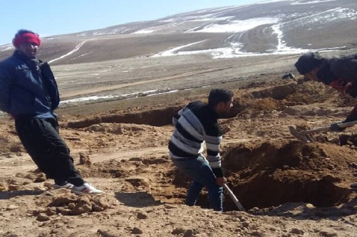 تکاپوی جویندگان منگنز در روستای قزلجه‌کند قروه