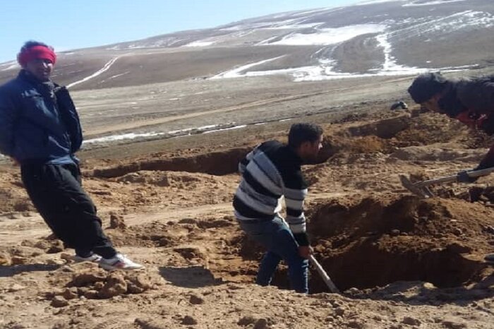 تکاپوی جویندگان منگنز در روستای قزلجهکند قروه