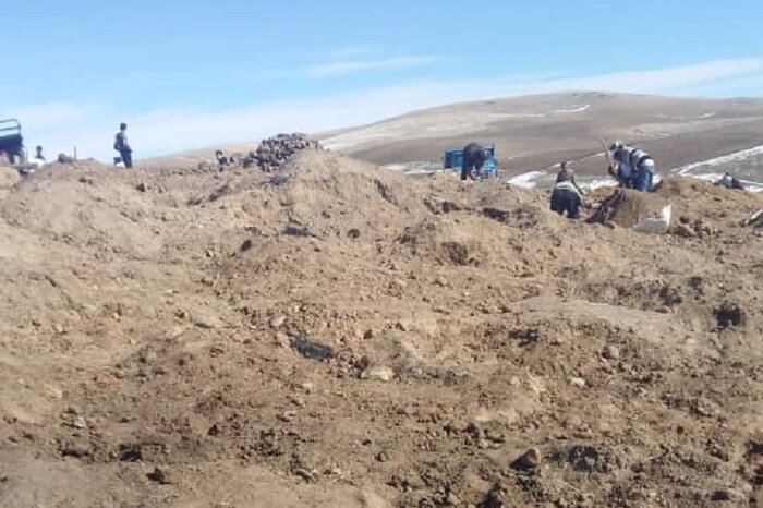 تکاپوی جویندگان منگنز در روستای قزلجهکند قروه