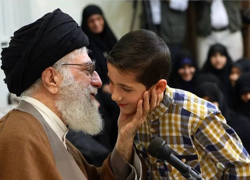توصیه رهبر معظم انقلاب به فرزندان شهدا: به پدران خود افتخار کنید