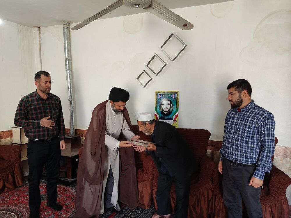 دستاورد خون شهدا، استمرار دادن به نظام و انقلاب است