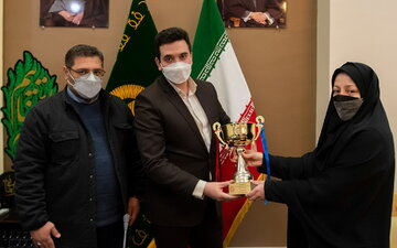 مدال‌های قهرمان کرمانشاهی به موزه آستان قدس رضوی اهدا شد