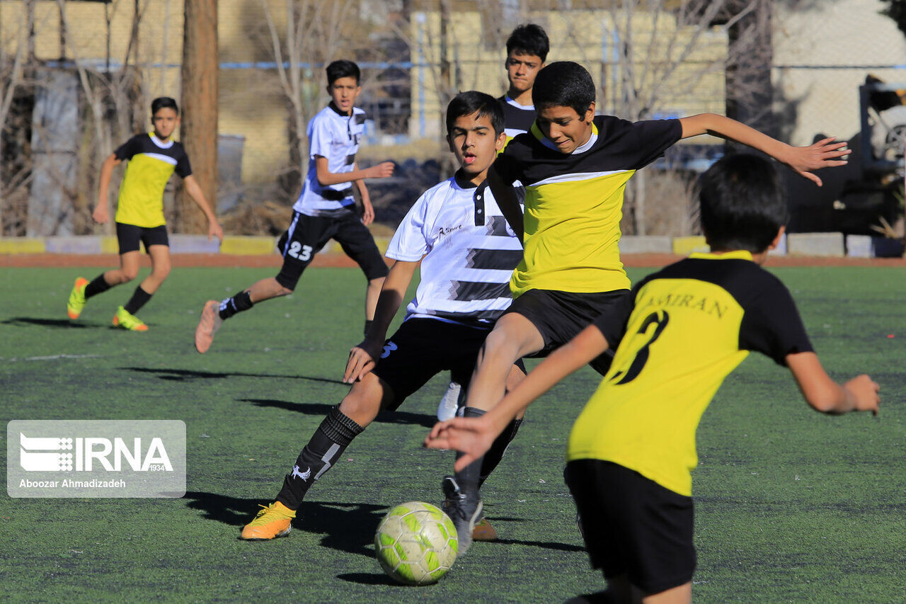 مسابقه فوتبال لیگ برتر نوجوانان و انتخابی کشور در یزد آغاز شد مسابقه فوتبال لیگ برتر نوجوانان و انتخابی کشور در یزد آغاز شد