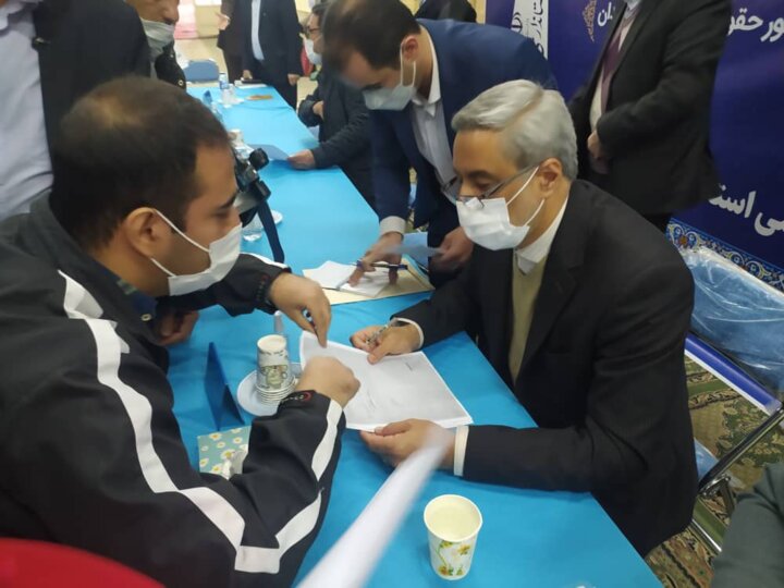 ارتباط بیواسطه استاندار همدان با مردم/ شنیدن درد دلها برای رفع مشکلات