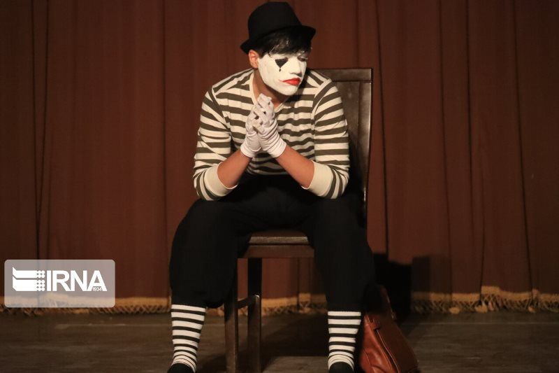 اجرای 64 نمایش در 27 تماشاخانه پایتخت / هنرمندان سرشناس گرمابخش تالارهای نمایشی