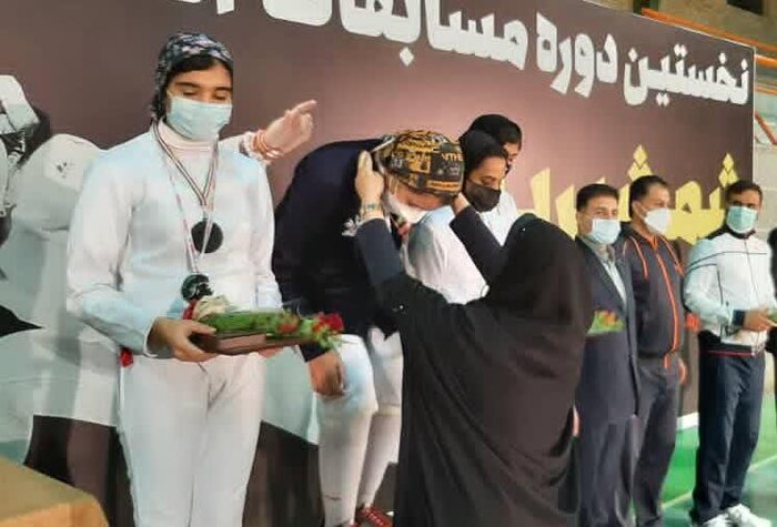 مسابقات شمشیربازی بانوان فارس جام فجر در لارستان پایان یافت