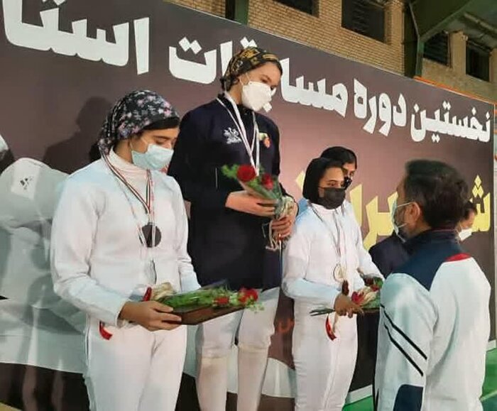 مسابقات شمشیربازی بانوان فارس جام فجر در لارستان پایان یافت