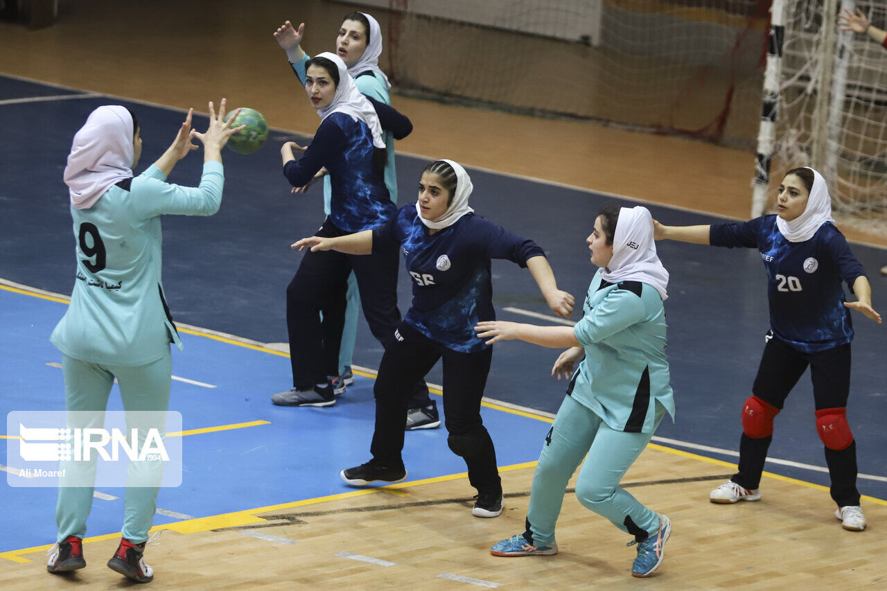 مسابقه هندبال لیگ دسته دوم بانوان کشور در شهر اشکذر یزد آغاز شد مسابقه هندبال لیگ دسته دوم بانوان کشور در شهر اشکذر یزد آغاز شد