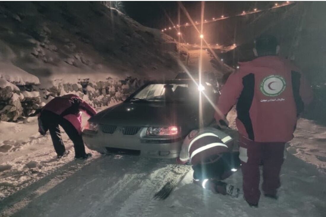 ۲۰ دستگاه خودرو گرفتار برف در جاده کرج - چالوس رها سازی شدند