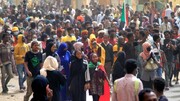 صدها سودانی در اعتراض به حاکمیت نظامیان تظاهرات کردند