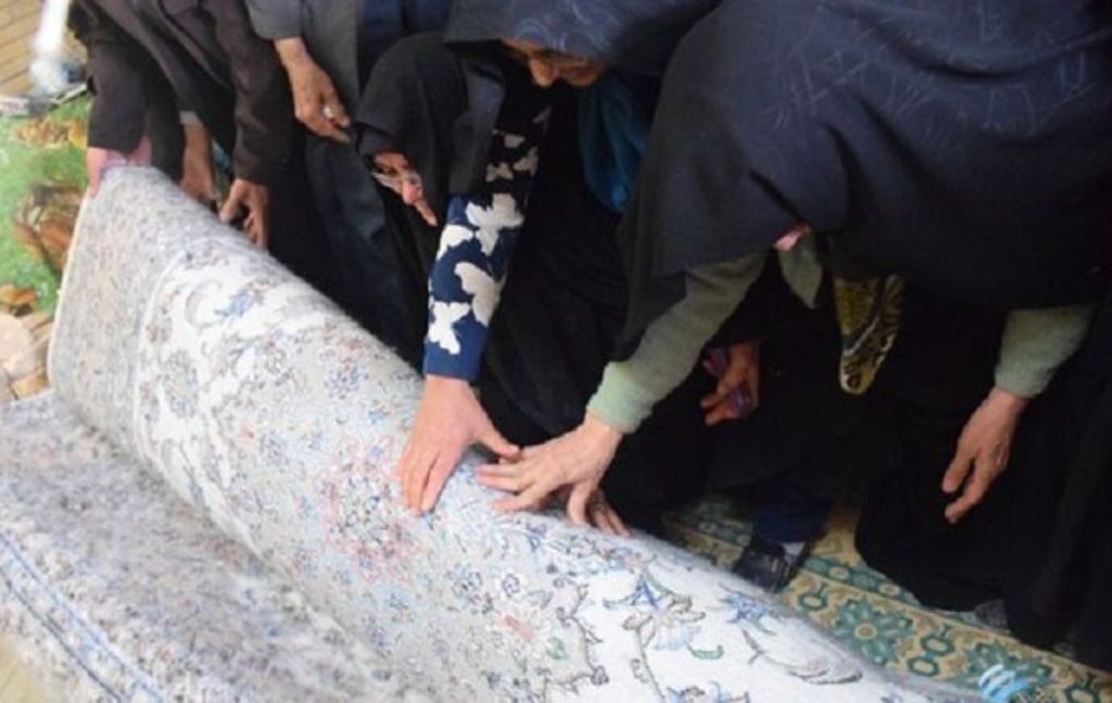 بانوان ابرکوه سه تخته فرش دستباف به حرم امام حسین(ع) اهدا کردند