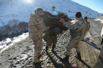 دیدار و همیاری فرمانده هنگ مرزی سردشت با مرزنشینان