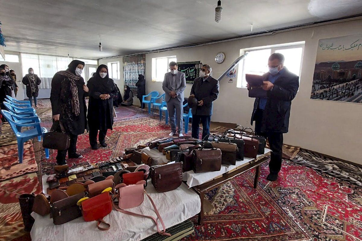بانوان کم‌برخوردار اردبیل آموزش صنایع دستی می‌بینند
