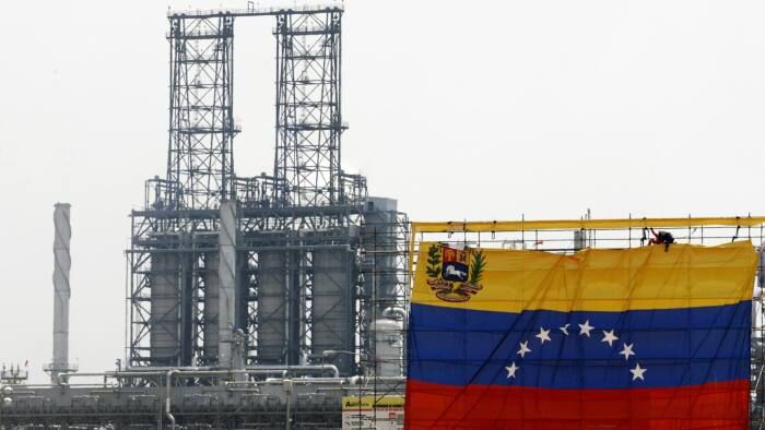 Iran agrees to overhaul Venezuelan oil, gas refineries