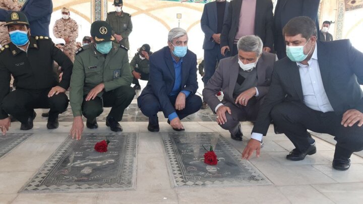 استاندار همدان به مقام شامخ شهدای شهرستان فامنین ادای احترام کرد