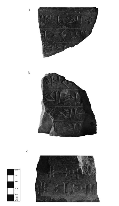 قطعهای از نسخه عیلامی کتیبه سنگی خشایارشا در تخت جمشید کشف شد