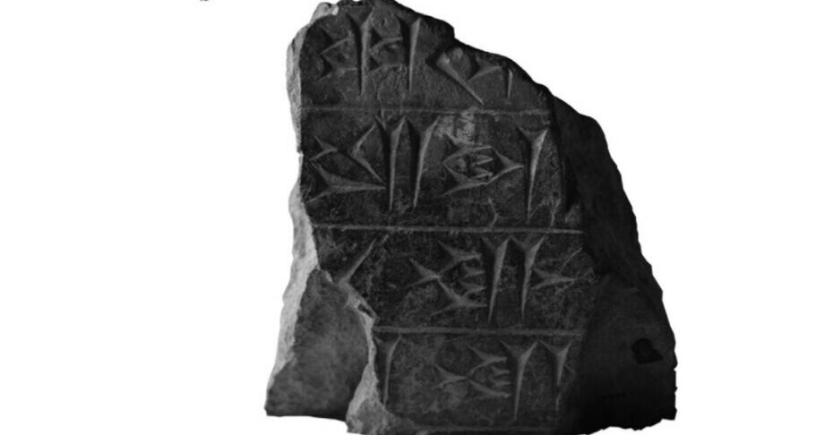 قطعهای از نسخه عیلامی کتیبه سنگی خشایارشا در تخت جمشید کشف شد قطعهای از نسخه عیلامی کتیبه سنگی خشایارشا در تخت جمشید کشف شد