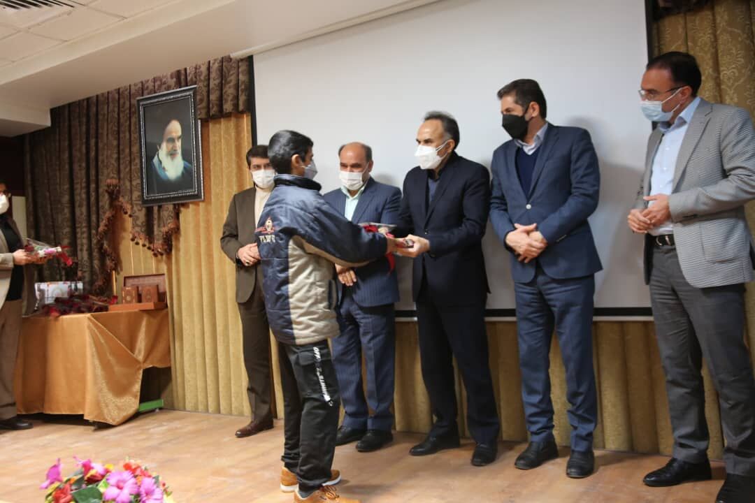 ۷۰۰دستگاه تبلت به دانش‌آموزان زیرپوشش کمیته امداد کرمانشاه اهدا شد