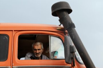 بازدید وزیر امور اقتصادی و دارایی از مجتمع بندر امام خمینی (ره)
