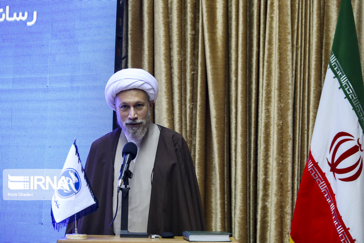 امام جمعه شیراز: پارادایم فلسفی در میان اصحاب رسانه غفلت شده است امام جمعه شیراز: پارادایم فلسفی در میان اصحاب رسانه غفلت شده است