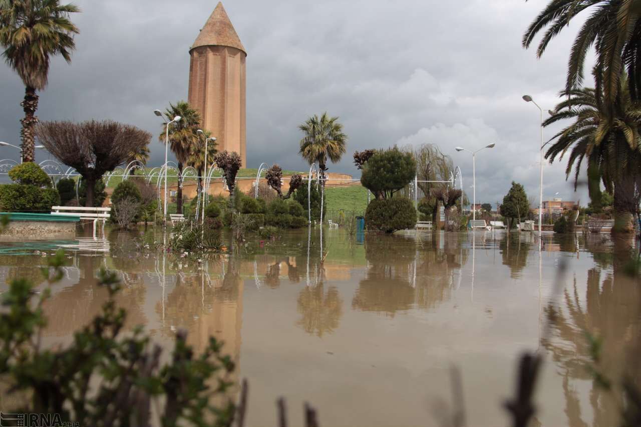 بارش باران سبب آبگرفتگی برخی معابر و قطع برق در گنبدکاووس شد بارش باران سبب آبگرفتگی برخی معابر و قطع برق در گنبدکاووس شد