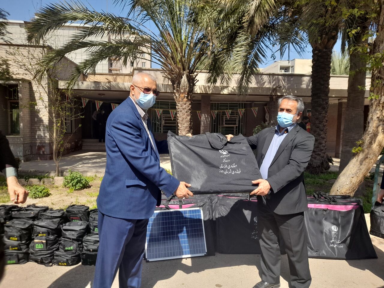 توزیع یکصد صفحه خورشیدی و مخزن آب بین عشایر خوزستان