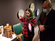 آثار توانیابان هنرمند توسط نماینده وزیر فرهنگ خریداری شد/ عضویت ۲۱۰ هنرمند در صندوق هنر