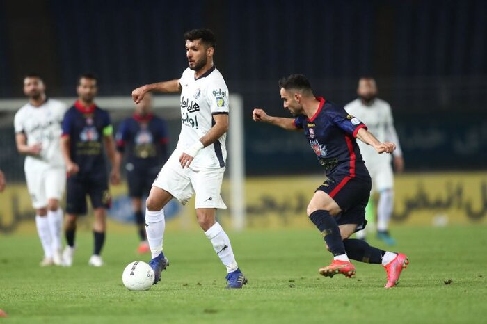 توقف استقلال در مشهد با دستهای حقیقی/هدیه آبیها به پرسپولیس