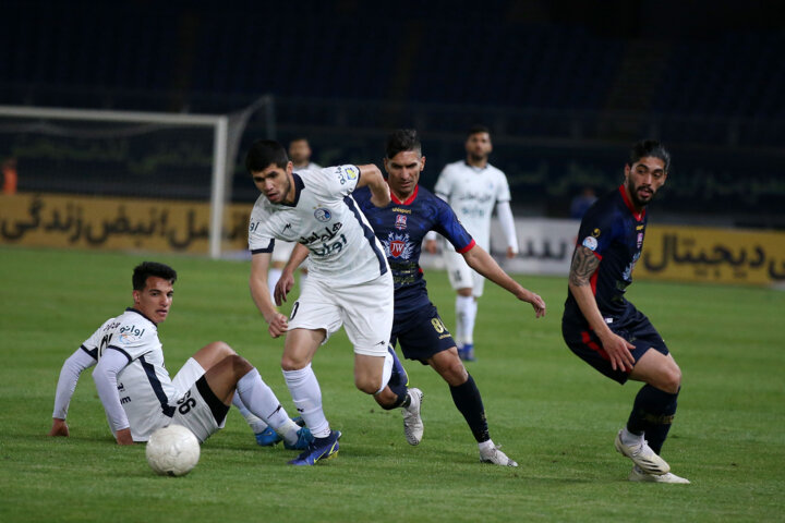 لطیفی: شهرآورد تکلیف قهرمان را مشخص میکند/ مقصر سربازان استقلال معرفی شوند