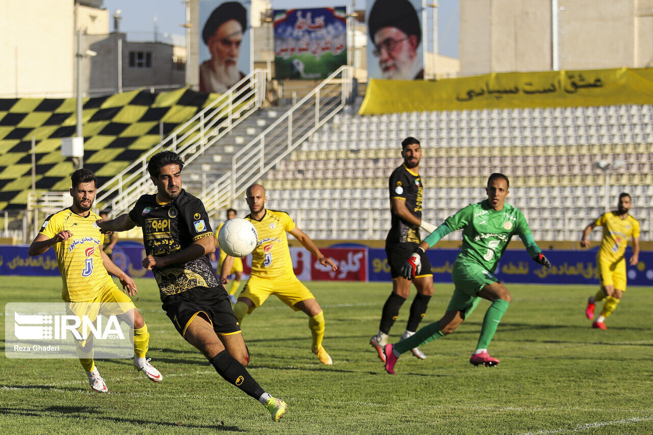 این بار غلتک برای ورزشگاه حافظیه شیراز، سوژه شد این بار غلتک برای ورزشگاه حافظیه شیراز، سوژه شد