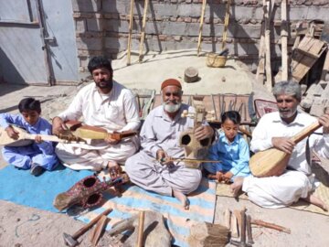 Transmission de génération en génération de l'art traditionnel baloutche à Khāch 
