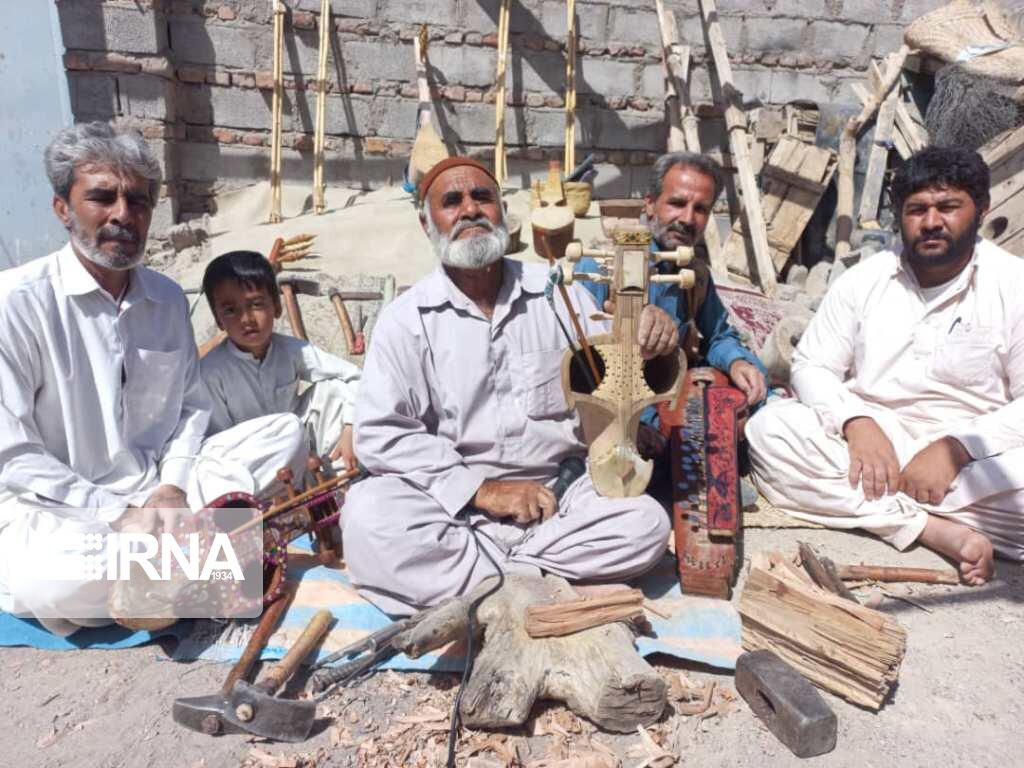 استاد ساز و آواز سنتی خاش با مهارت ساختن آلات موسیقی و نواختن و خوانندگی استاد ساز و آواز سنتی خاش با مهارت ساختن آلات موسیقی و نواختن و خوانندگی