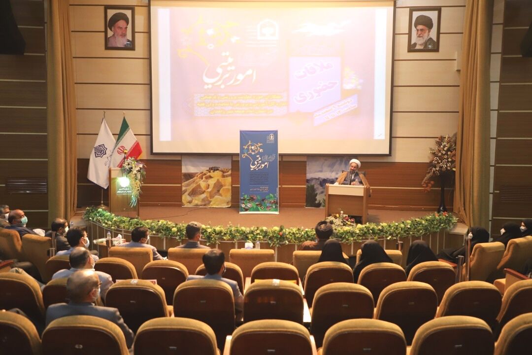 امام جمعه زاهدان: تربیت باید روح حاکم بر فعالیت‌های مدارس باشد