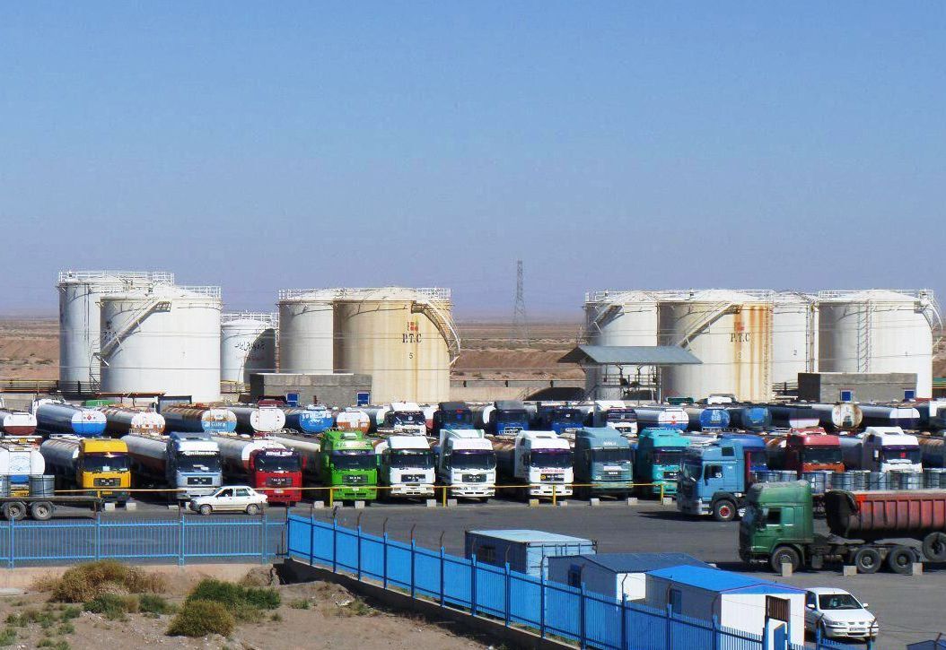ساعت خروج تانکرهای افغانستانی حامل سوخت از مرز دوغارون کاهش یافت
