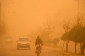 طوفان لحظه ای موجب کاهش میدان دید در محورهای شرقی اصفهان شد