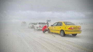 امدادرسانی به ۳۰ خودرو گرفتار در برف و کولاک آذربایجان‌غربی