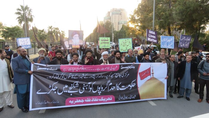 Pakistani Shiites mourn deadly suicide attack claiming 56 lives